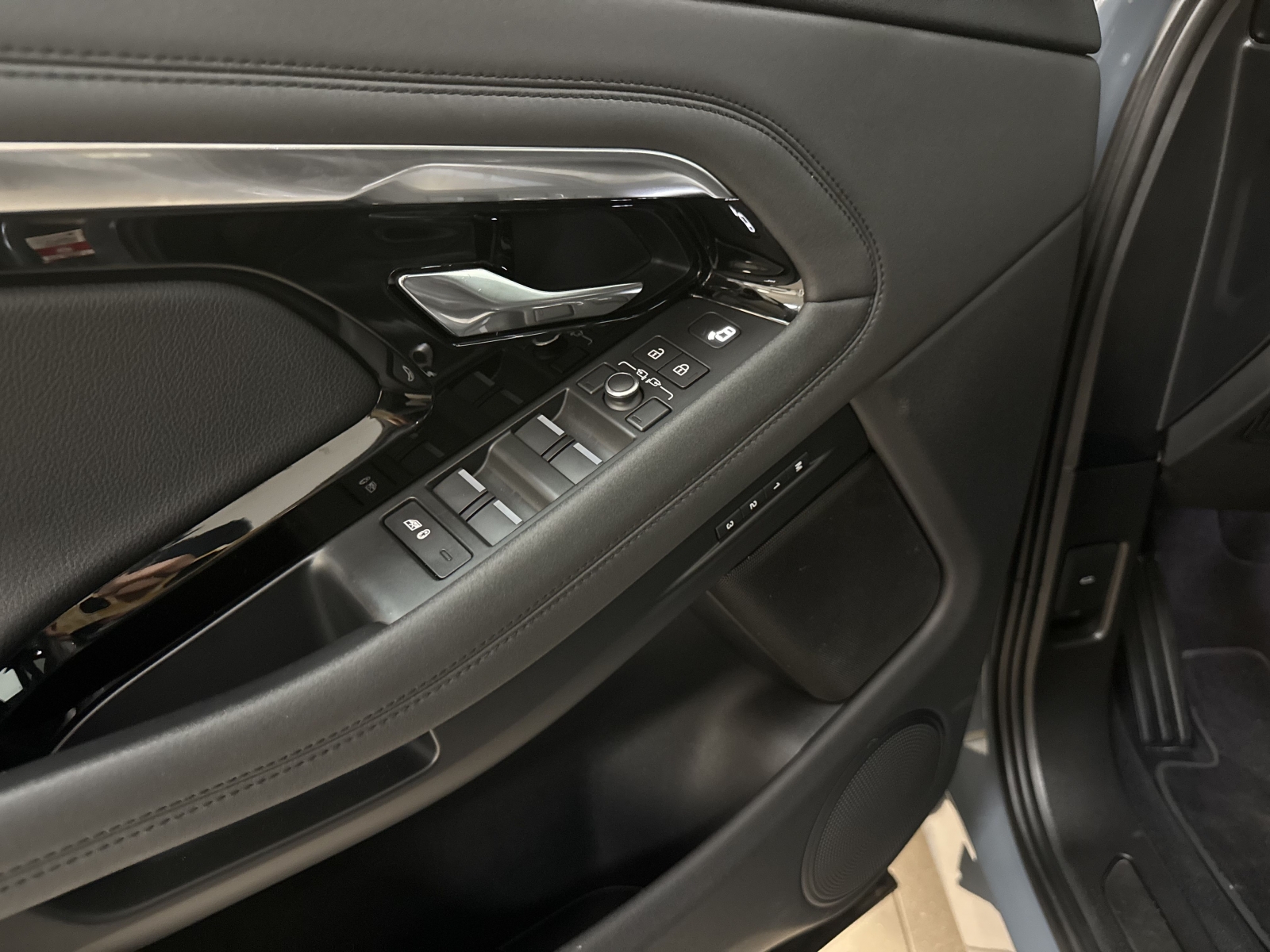 Land Rover Range Rover Evoque P300E Plug-In Hybrid AWD R-Dynamic SE