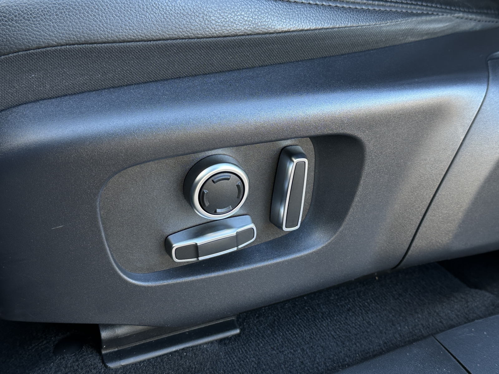 Land Rover Range Rover Evoque P300E Plug-In Hybrid AWD R-Dynamic SE